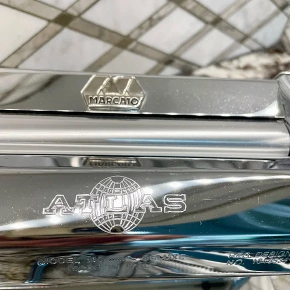 Marcato Atlas 180 Pasta Maker. LIKE NEW.  BONUS: Cookbook - Picture 7 of 11